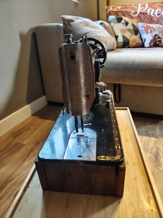 Máquina de coser Sigma antigua con base madera