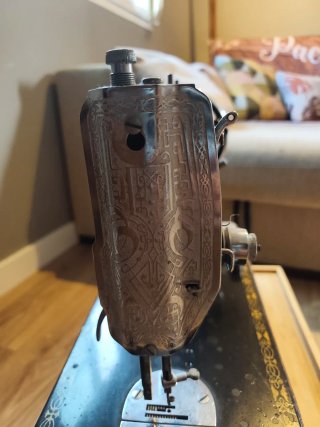 Máquina de coser Sigma antigua con base madera