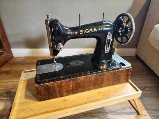 Máquina de coser Sigma antigua con base madera