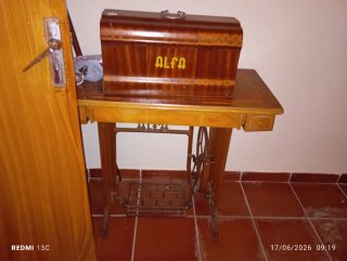 Máquina de coser antigua de madera y metal