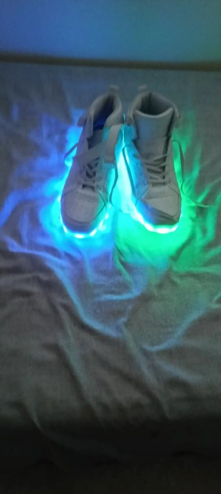 Zapatos con luces LED Talla 46 precio negociable