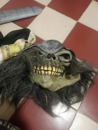 Accesorios Halloween: Hacha, Guadaña, Máscaras