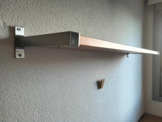 Due scaffali in legno e metallo