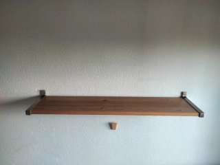 Due scaffali in legno e metallo