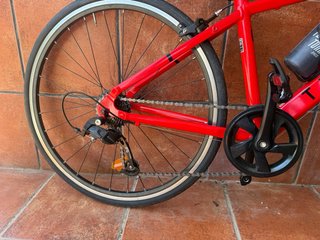 Bicicleta de carretera para niño roja