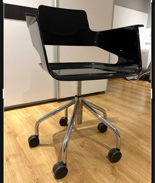 Silla giratoria negra moderna