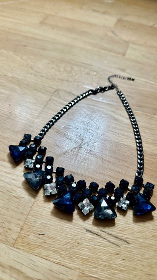 Collar azul y plateado con piedras