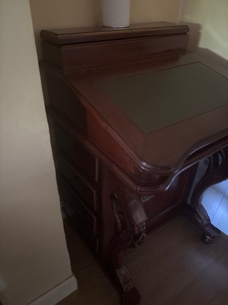 Escritorio antiguo de madera oscura