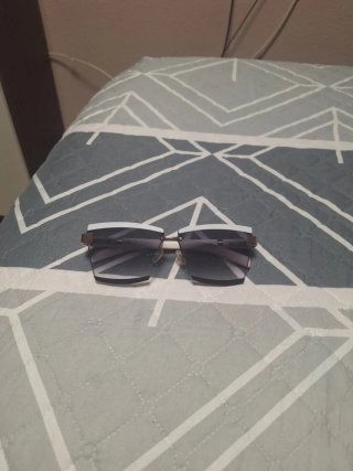 Gafas de sol grises y blancas