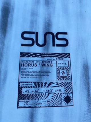 Tabla WingFoil Sunova Horus con footstraps.