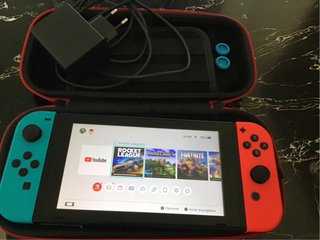 Nintendo Switch Azul y Rojo con Funda