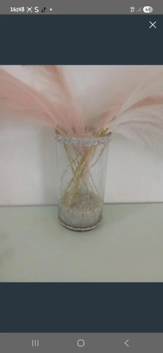 Jarrón decorativo con plumas rosas