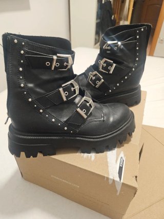 Botas negras con tachas y hebillas