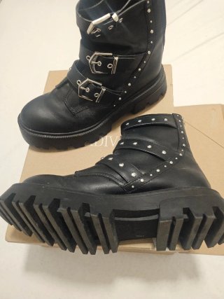 Botas negras con tachas y hebillas