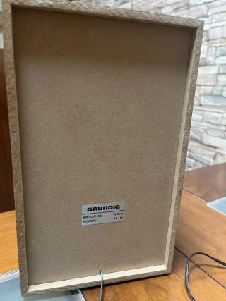 Mini cadena Grundig negra, sin uso.
