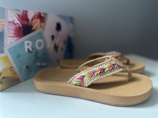 Chanclas Roxy nuevas con detalle arcoíris