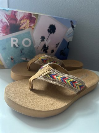 Chanclas Roxy nuevas con detalle arcoíris