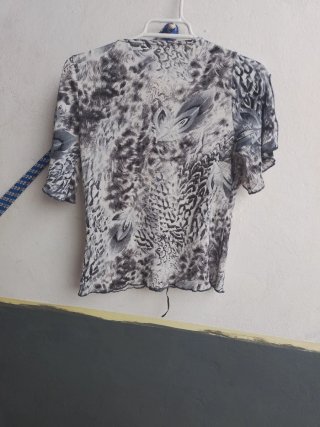 Blusa estampada floral blanco y negro