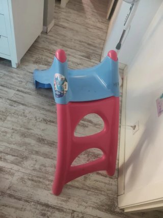 Tobogán infantil azul y fucsia.