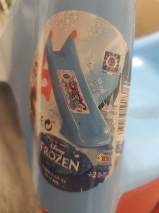 Tobogán infantil azul y fucsia.