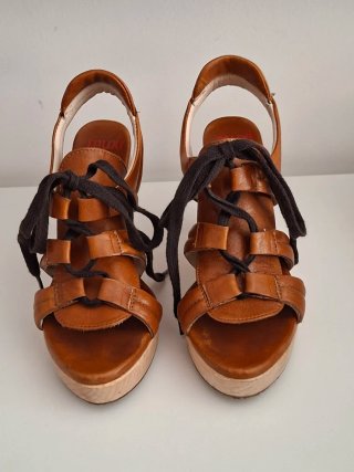 Sandalias Tacón piel y madera Muxi Muxi T36
