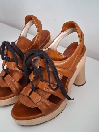 Sandalias Tacón piel y madera Muxi Muxi T36