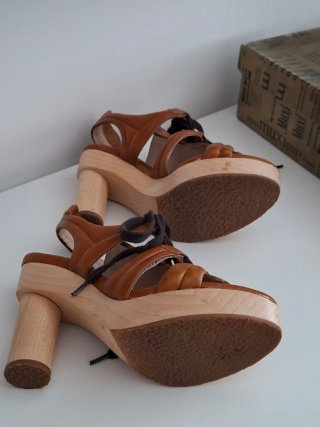 Sandalias Tacón piel y madera Muxi Muxi T36