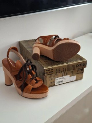 Sandalias Tacón piel y madera Muxi Muxi T36
