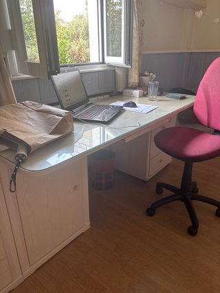Escritorio y silla de oficina