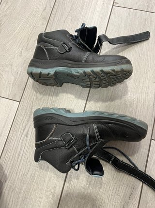 Zapatos de trabajo negros y azules