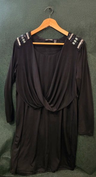 Vestido negro Punto Roma pedrería elegante