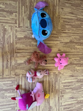 Lote de peluches: Stitch, Peppa Pig, etc.