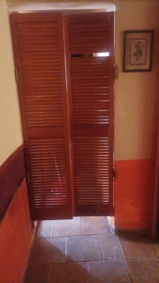 Puerta de madera abatible
