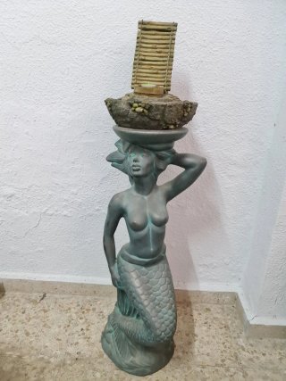 Figura sirena con fuente y vela