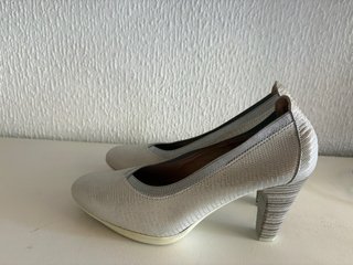 Tacones de piel plateados