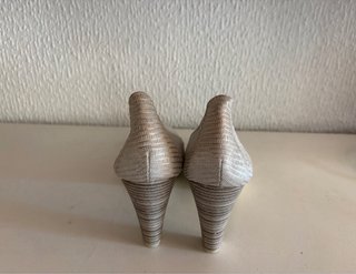 Tacones de piel plateados