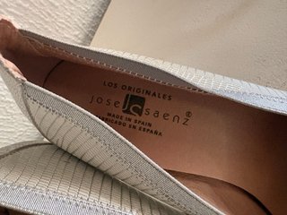 Tacones de piel plateados