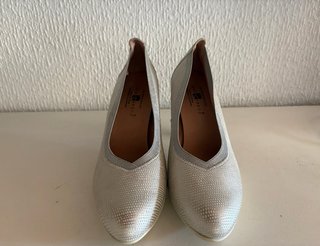 Tacones de piel plateados