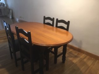 Mesa de madera con 4 sillas