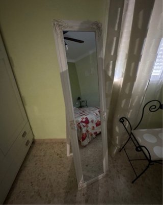 Espejo de pie blanco con marco decorado