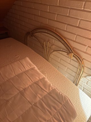 Colchón cama y lámparas