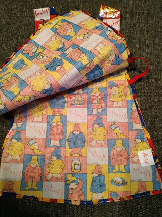 Delantal infantil plastificado y bolso Paddington