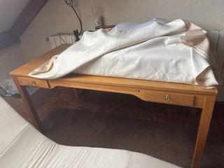 Mesa de madera con cajones