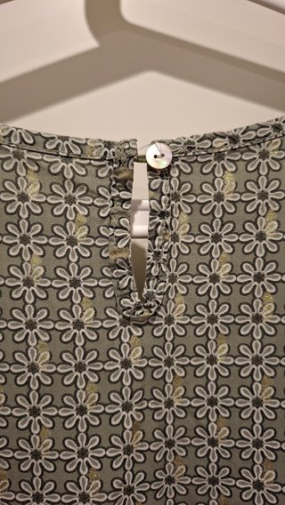 Blusa verde con estampado floral