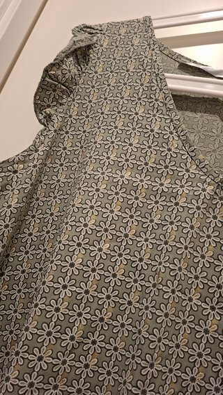 Blusa verde con estampado floral