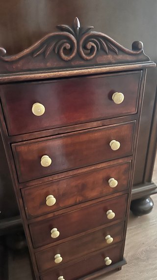 Mesita de noche de época de madera