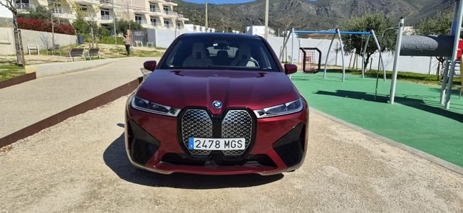 BMW iX xDrive50 2023, foto 2