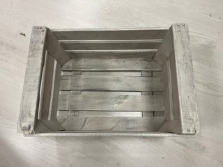Cajas de madera rústicas (49x35).