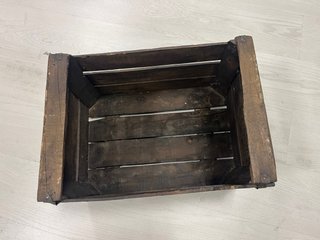 Cajas de madera rústicas (49x35).