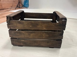 Cajas de madera rústicas (49x35).